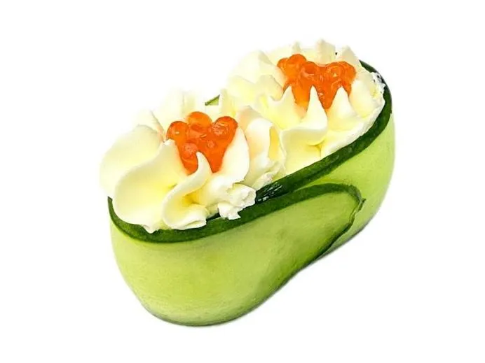 Гункан с красной икрой